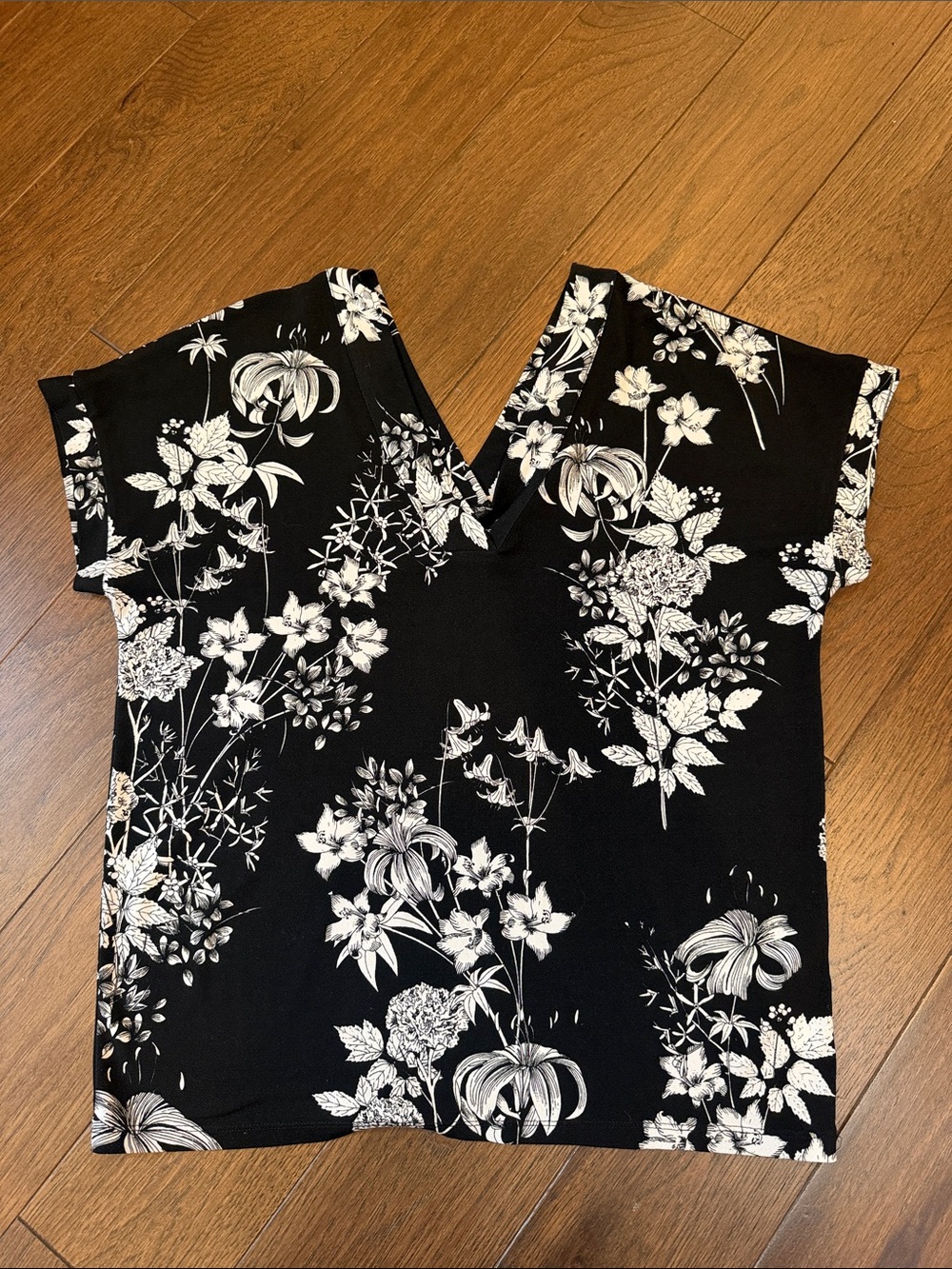 Banana Republic Black Floral V-Neck Short Sleeve Top Size Small - C73-029